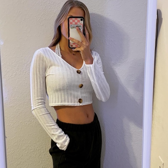 BohoBeauRoseBoutique Sweaters - A super cute white cropped sweater